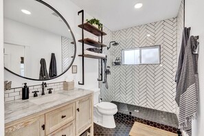 Douche, séchoir à cheveux, serviettes fournies