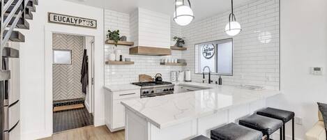 冷蔵庫、電子レンジ、オーブン、コンロ