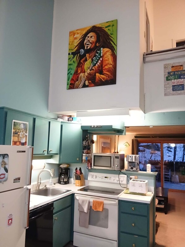 Refrigerador, microondas, horno y parrilla de estufa 