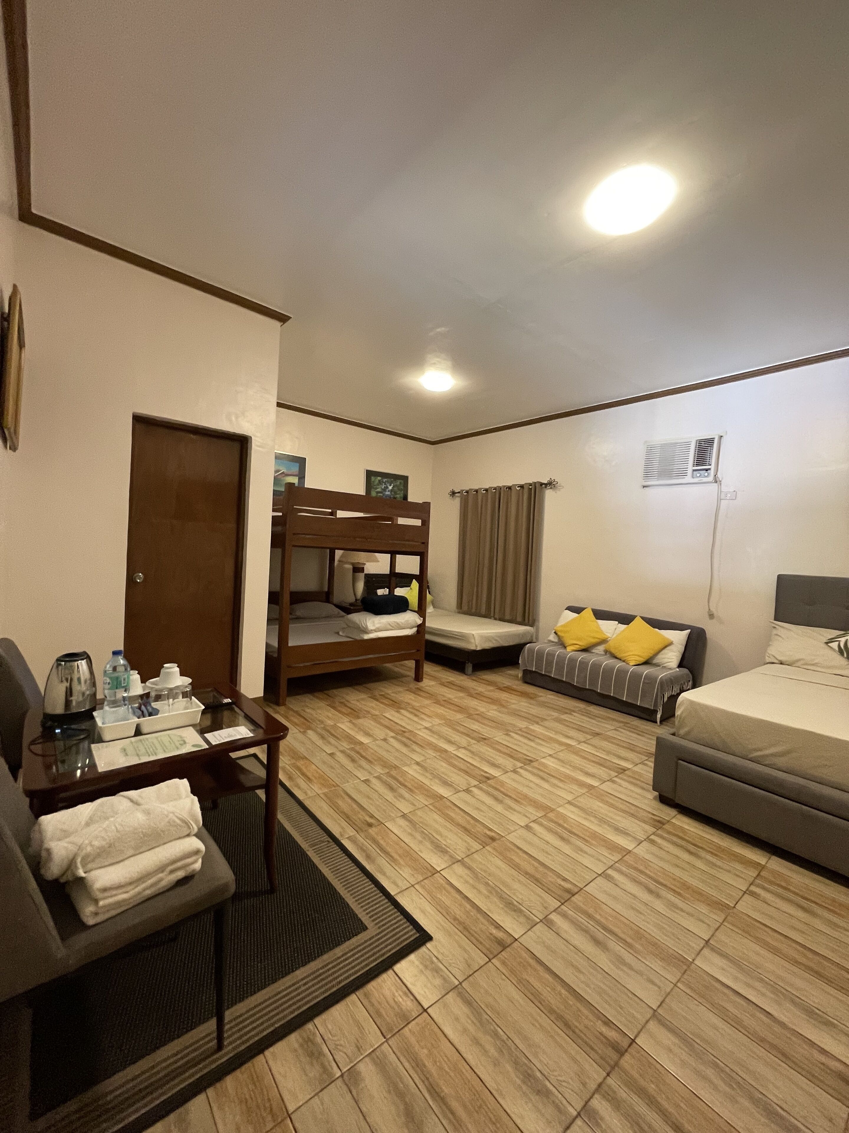 3 dormitorios, escritorio, wifi gratis y ropa de cama