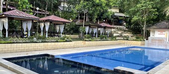 RELAX, UNWIND, REFRESH. OUR MOUNTAIN RESORT AWAITS.