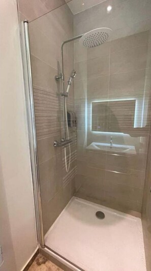 Dusche, Haartrockner, Handtücher, Seife