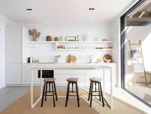 Kühlschrank, Ofen, Geschirrspüler, Wasserkocher mit Kaffee-/Teezubehör