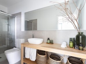Shower, hair dryer, towels