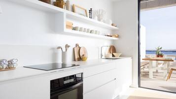 Kjøleskap, ovn, oppvaskmaskin og kaffetrakter/tekoker