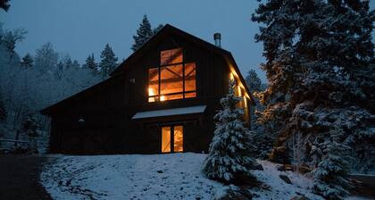 Lake Side, Cozy Retreat, Fireplace!