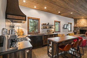 冷蔵庫、オーブン、コンロ、食器洗い機