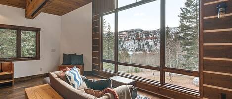 تلفزيون، مدفأة، كرة قدم الطاولة