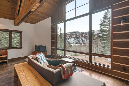 Lake Side, Cozy Retreat, Fireplace!