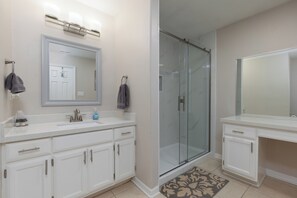 Badewanne, Haartrockner, Handtücher, Seife