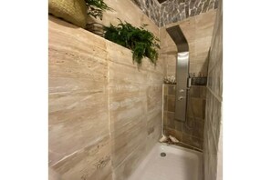 Dusche, Haartrockner, Handtücher, Seife