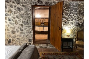 2 chambres, bureau, fer et planche Ă repasser, lit parapluie