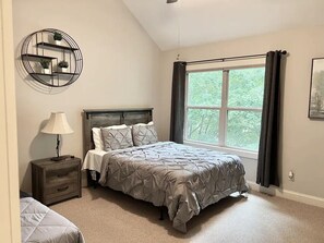 3 bedrooms, desk, iron/ironing board, free WiFi