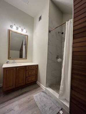 Shower, hair dryer, towels, toilet paper - Fishing and Hunting Cottage in Shell Beach, St. Bernard, LA (Saint Bernard)