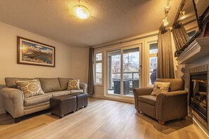 Familienapartment | Wohnbereich | Smart-TV, Kamin, Fußbodenheizung