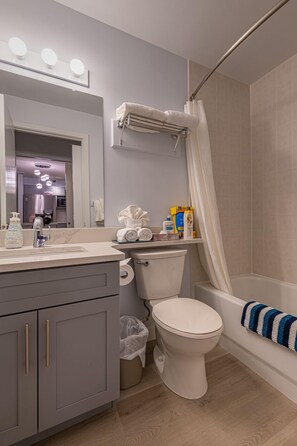 Familienapartment | Badezimmer | Duschwanne, Komfortbadewanne, Hydromassagedusche