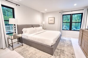 6 Schlafzimmer, Schreibtisch, Bügeleisen/Bügelbrett, Reisekinderbett