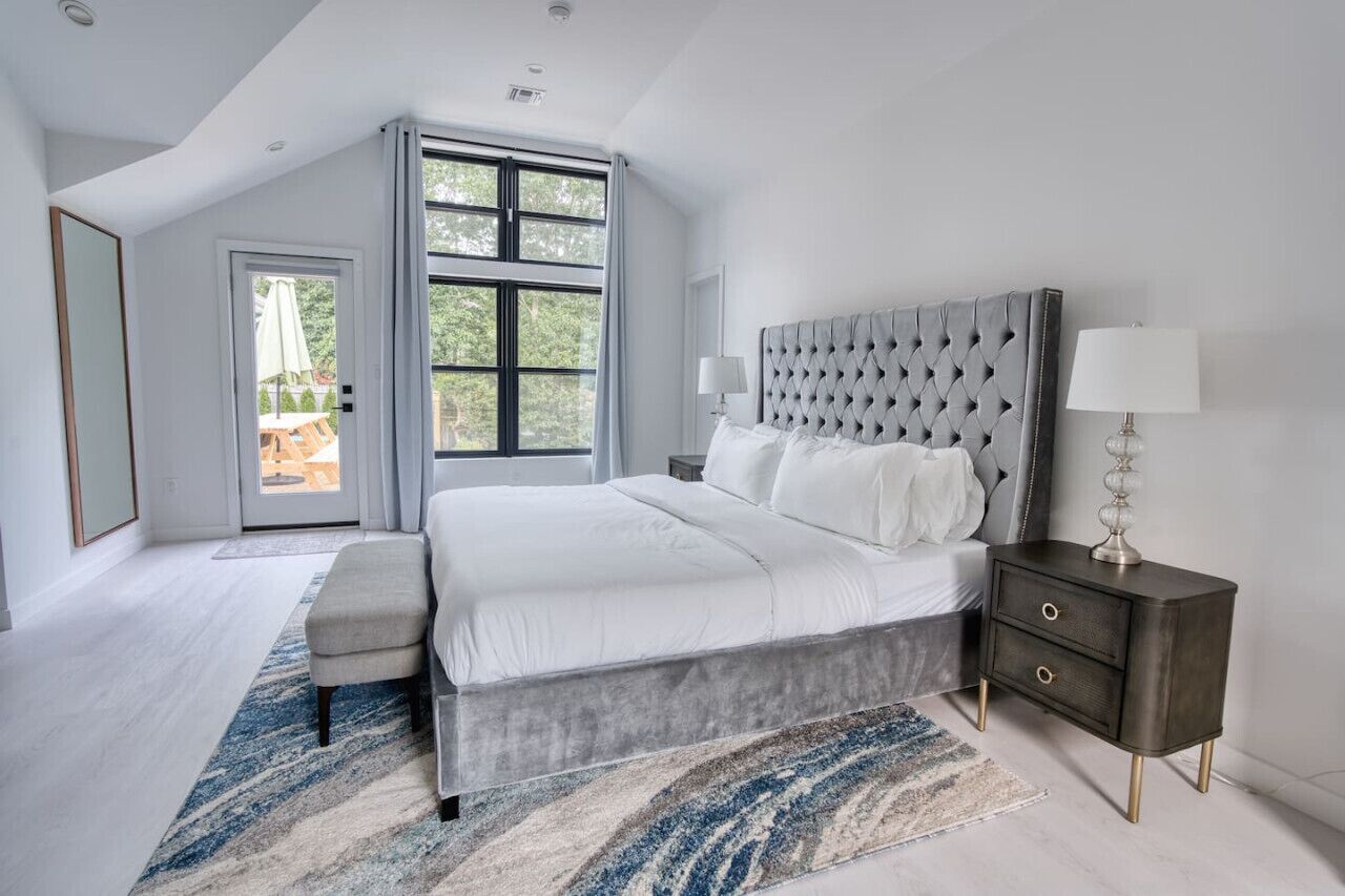 6 makuuhuonetta, työpöytä, silitysrauta/-lauta, vauvan matkasänky