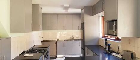 Jääkaappi, mikroaaltouuni, uuni, liesi