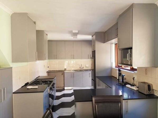 Køleskab, mikrobølgeovn, ovn, kogeplade