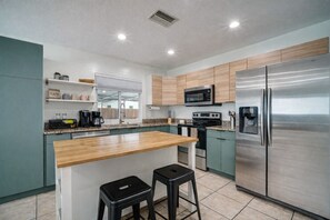 Køleskab, mikrobølgeovn, ovn, kogeplade