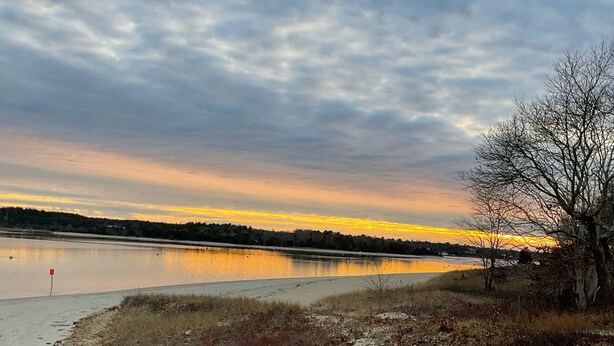 Une vue sur le lac, avec un ciel dégagé et un coucher de soleil.