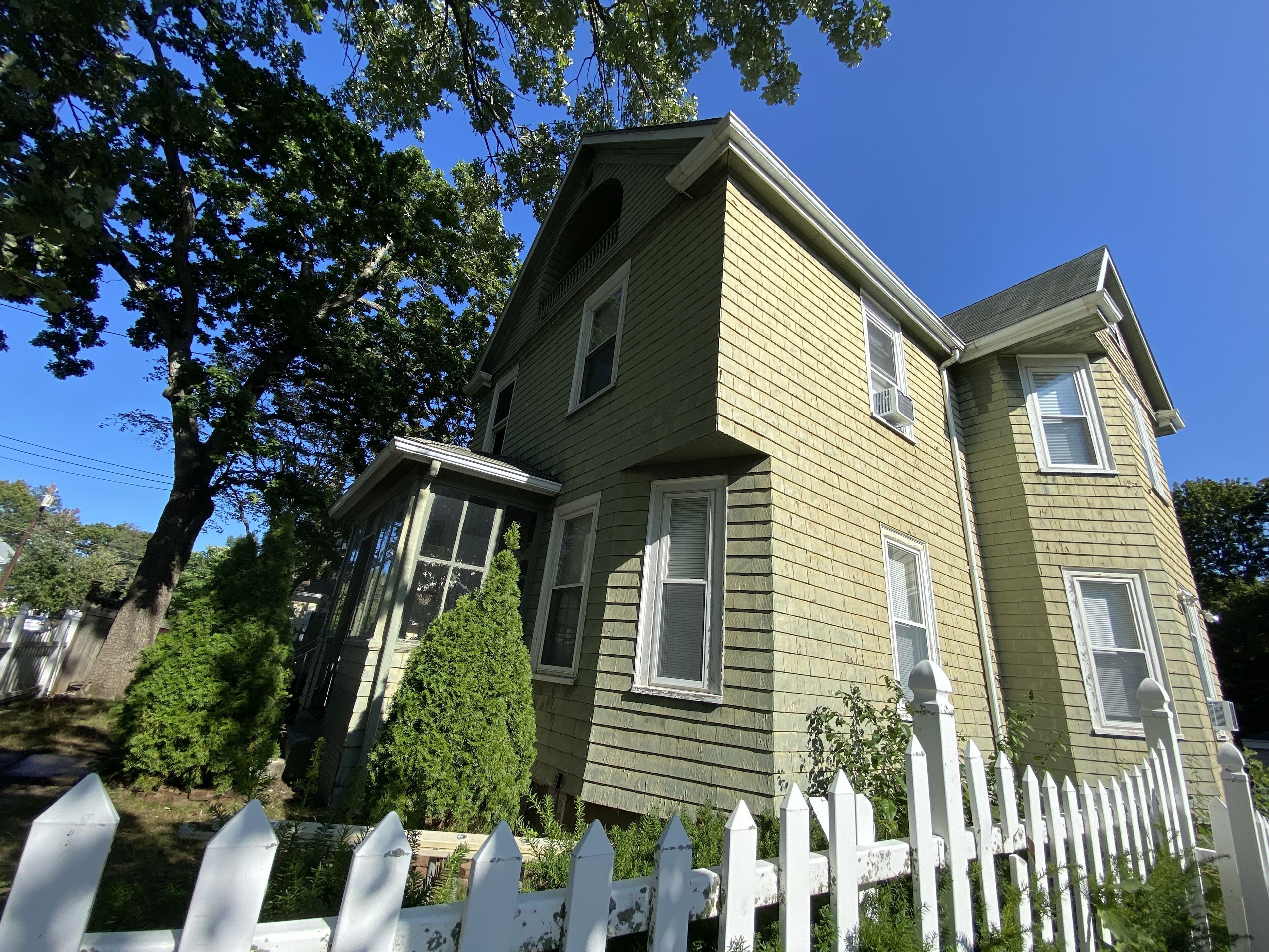 6 bedroom house in a quiet and convenient neighborhood