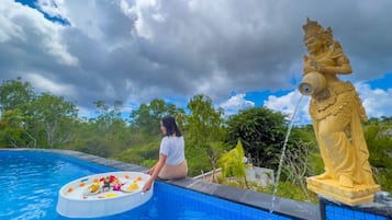 Outdoor pool, pool umbrellas, sun loungers