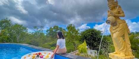 Kolam renang outdoor, dengan payung kolam renang dan kursi berjemur