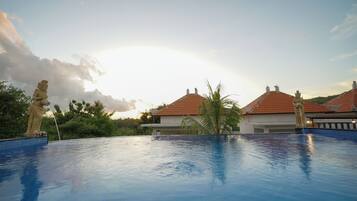 Außenpool, Sonnenschirme, Liegestühle