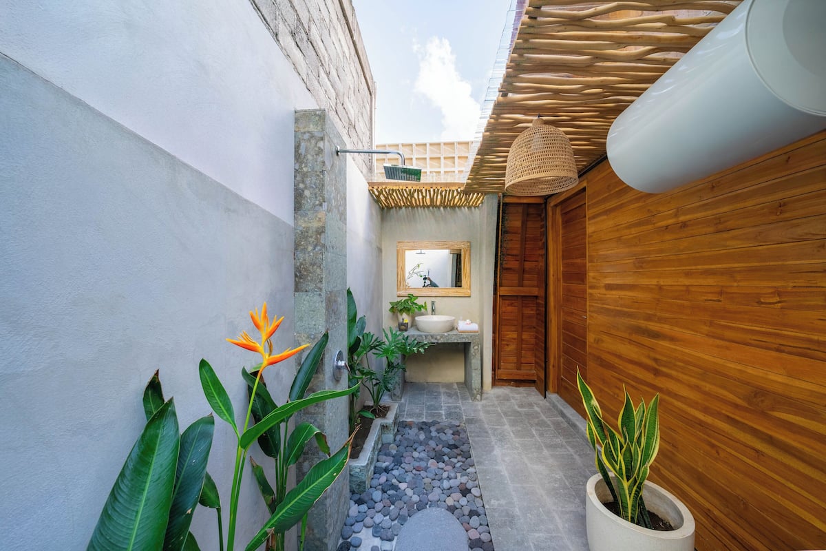 Superior-Doppelzimmer, 1 Schlafzimmer, Gartenblick | Badezimmer | Duschwanne, Hydromassagedusche, kostenlose Toilettenartikel