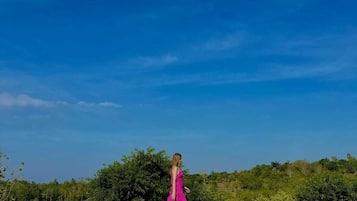 Una piscina al aire libre, sombrillas, tumbonas