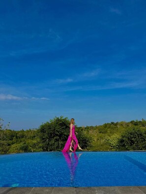 Outdoor pool, pool umbrellas, pool loungers - Innora Jungle Resort and Spa (Penida Island)