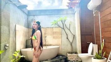 Deluxe Double Room | Bathroom | Combined shower/tub, hydromassage showerhead, free toiletries