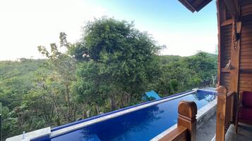 Habitación exclusiva doble | 1 dormitorio, colchones con acolchado adicional, minibar y escritorio