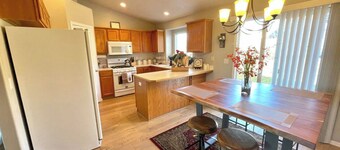Cozy home located next to everything you need ✈️🛍🛣🍽