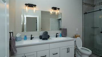 Ducha, secador de pelo, toallas, jabón