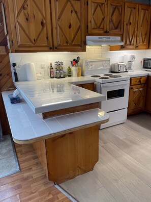 Fridge, microwave, oven, stovetop - Waterfront, Nature + activities. Close to Tremblant and the superb Omega Park (Amherst)