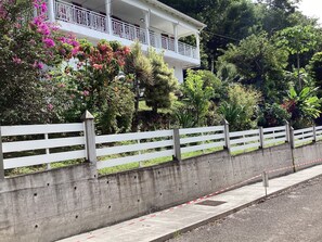 Property grounds - Lower villa with sea and mountain views (Vieux-Fort)