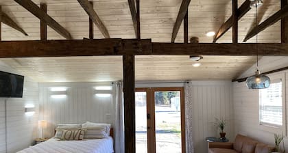 The Bunkhouse “ 5 minutes to I-75” Unique Loft across Brewery & Wedding Venues.