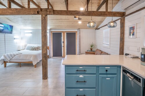 The Bunkhouse “ 5 minutes to I-75” Unique Loft across Brewery & Wedding Venues.