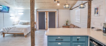 The Bunkhouse “ 5 minutes to I-75” Unique Loft across Brewery & Wedding Venues.