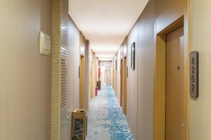 A hotel corridor with doors on both sides, a blue carpet, and a sign with the number 8202. - Super 8 Hotel (Quanzhou Nan'an Hongse Laifulong Shopping Plaza) (Nan'an)