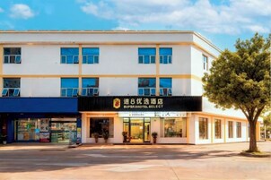 Un hotel de varios pisos con un letrero llamativo del Hotel Select Superior 8.