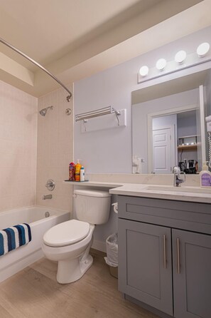 Quarto solteiro conforto | Banheiro | Chuveiro/banheira combinados, ducha de hidromassagem