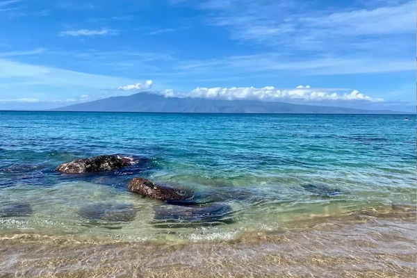 Beach nearby, sun loungers, beach towels