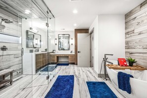 Bathtub, towels, soap, shampoo - Spacious Park City Home Ready For Your Family Vacation (Park City)