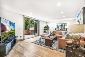 Smart TV, caminetto, libri, videoteca