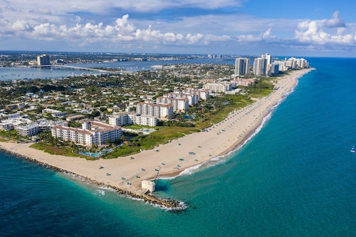⭐BEACHSIDE BLISS!⭐Singer Island 2/2⭐Huge Pool+Spa