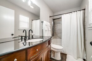 Combined shower/bathtub - Cheerful 3 bedroom with hot tub - next to Sea World, near Lackland AFB. (San Antonio)